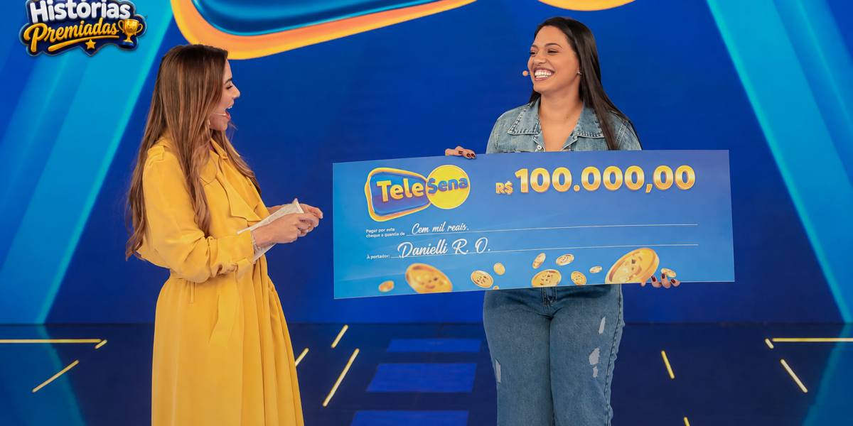 Danielli, ganhadora do Ganhe Já da Tele Sena de Páscoa 2026, recebendo o prêmio de R$ 100 mil no palco do SBT.