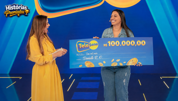 Danielli, ganhadora do Ganhe Já da Tele Sena de Páscoa 2026, recebendo o prêmio de R$ 100 mil no palco do SBT.