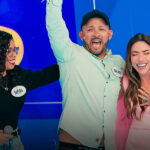 Ganhador da Tele Sena comemora prêmio no palco do SBT ao lado de Patricia Abravanel.