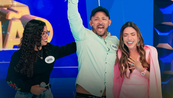 Ganhador da Tele Sena comemora prêmio no palco do SBT ao lado de Patricia Abravanel.