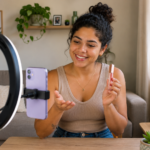 Mulher gravando conteúdo para o Instagram com celular e ring light enquanto divulga um produto.