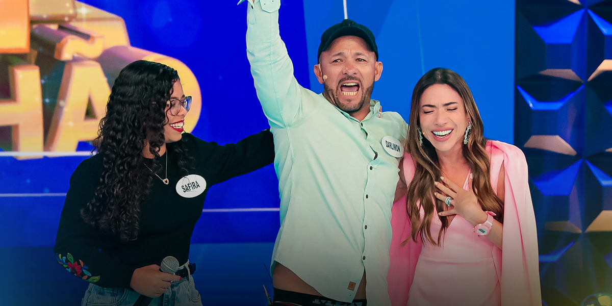 Ganhador da Tele Sena comemora prêmio no palco do SBT ao lado de Patricia Abravanel.