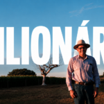Éder, ganhador milionário da Tele Sena em Acreúna, Goiás, em cenário rural, com a palavra “Milionário” ao fundo.