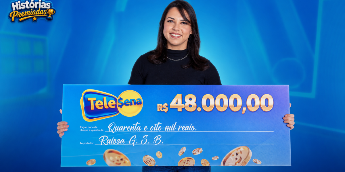 Raissa, ganhadora da Tele Sena, segurando o cheque que representa o prêmio de R$ 48 mil.